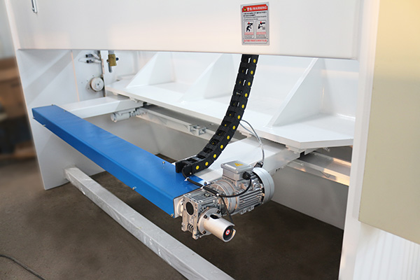 Hydraulic shearing machine production workflow in a workshop