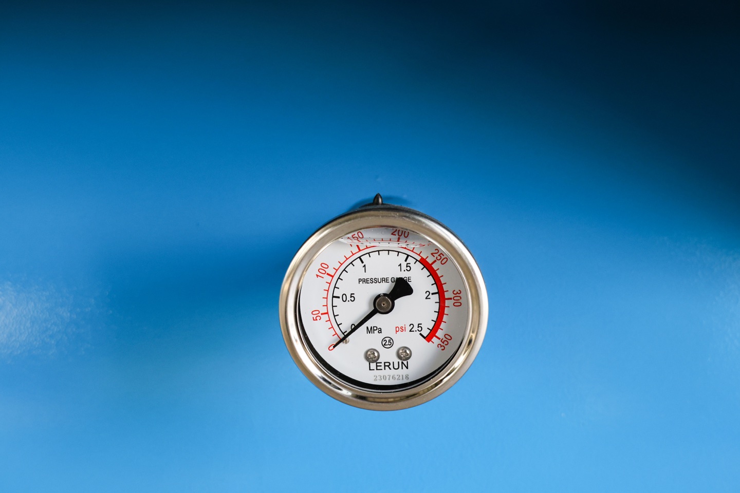 Air-supply pressure gauge; this photograph illustrates the instrument, not a recommended cutting-pressure setting.