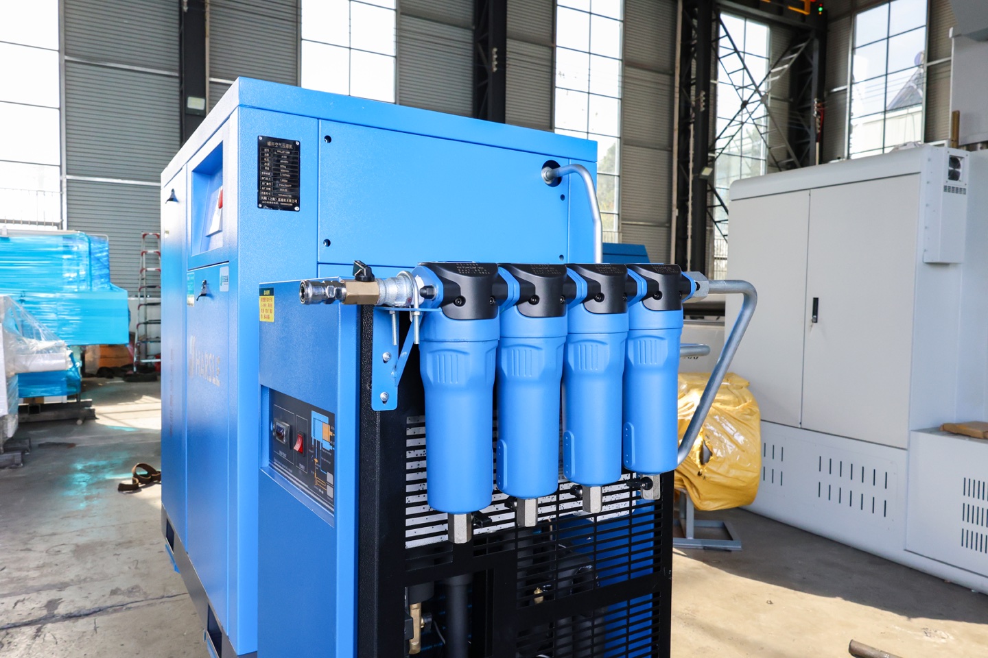 Filter housings and connected piping in a compressed-air supply system for laser cutting.