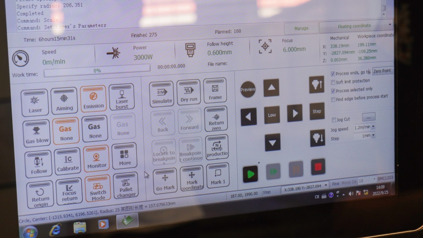 Laser cutting control interface used to prepare and review a cutting job before first-piece validation.