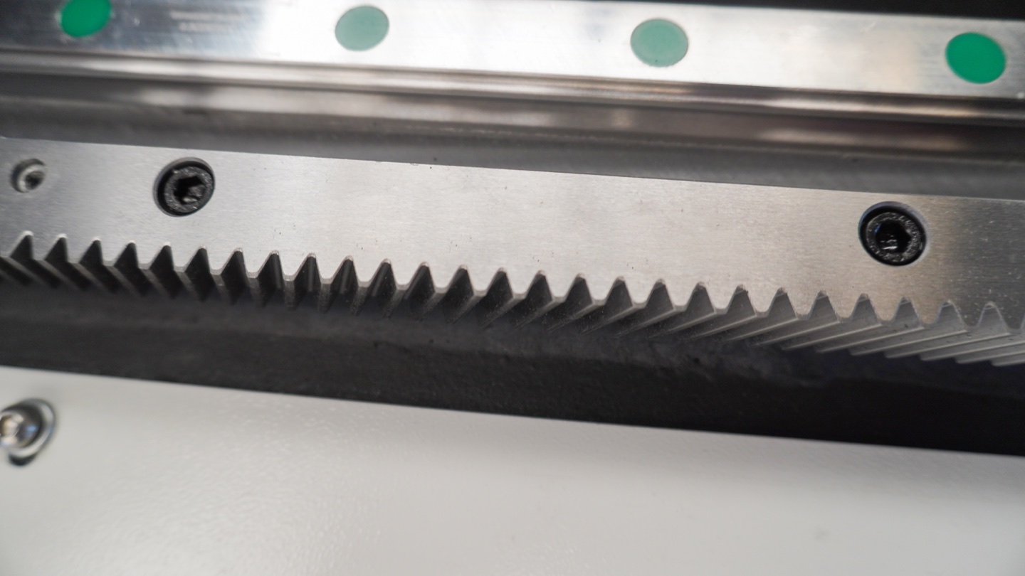 Linear guide and drive rack close-up for checking cleanliness, lubrication and visible wear.