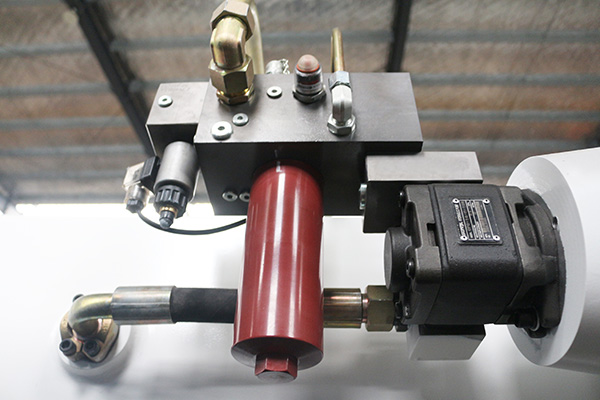 Press brake hydraulic system maintenance
