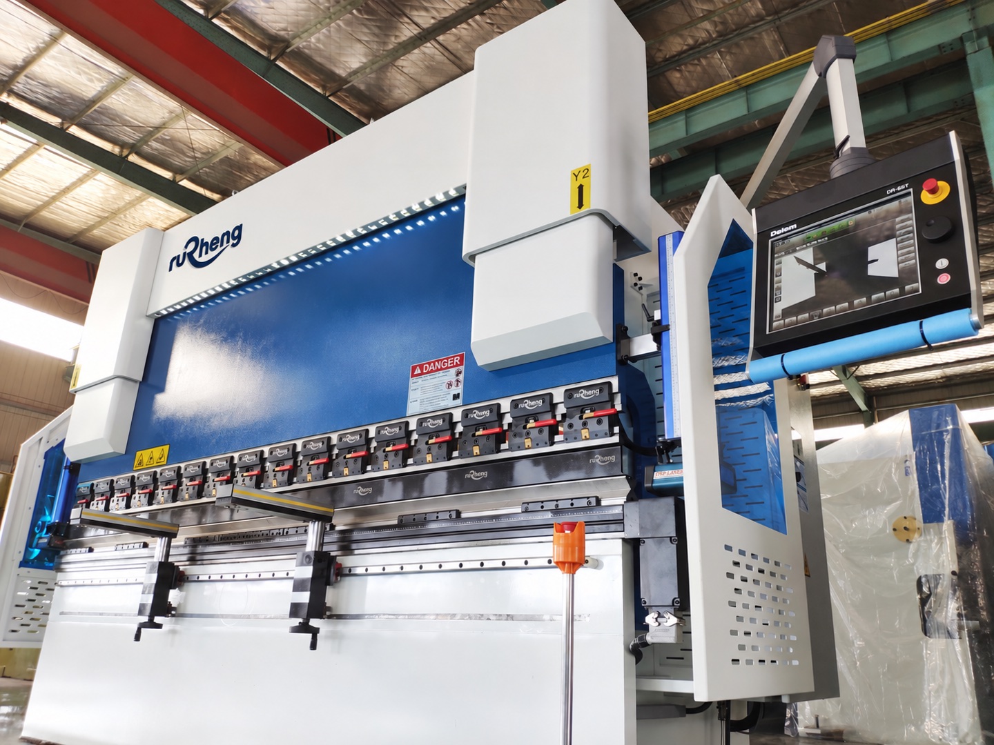 125-ton CNC press brake with a DA-66T controller and segmented tooling, illustrating options that affect machine cost.