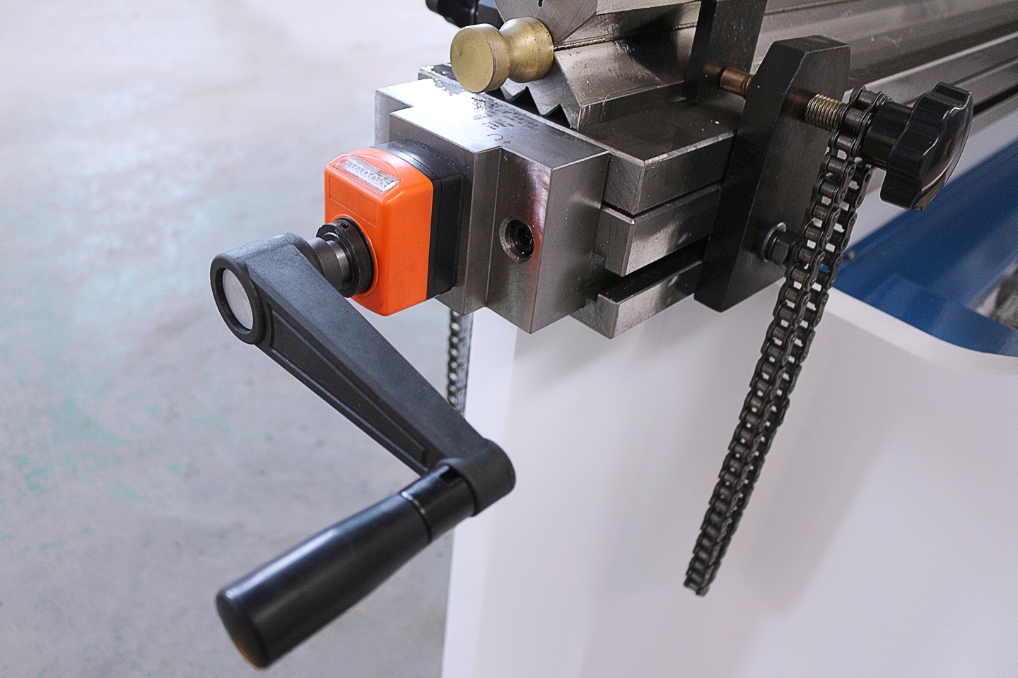 Press brake mechanical crowning adjustment