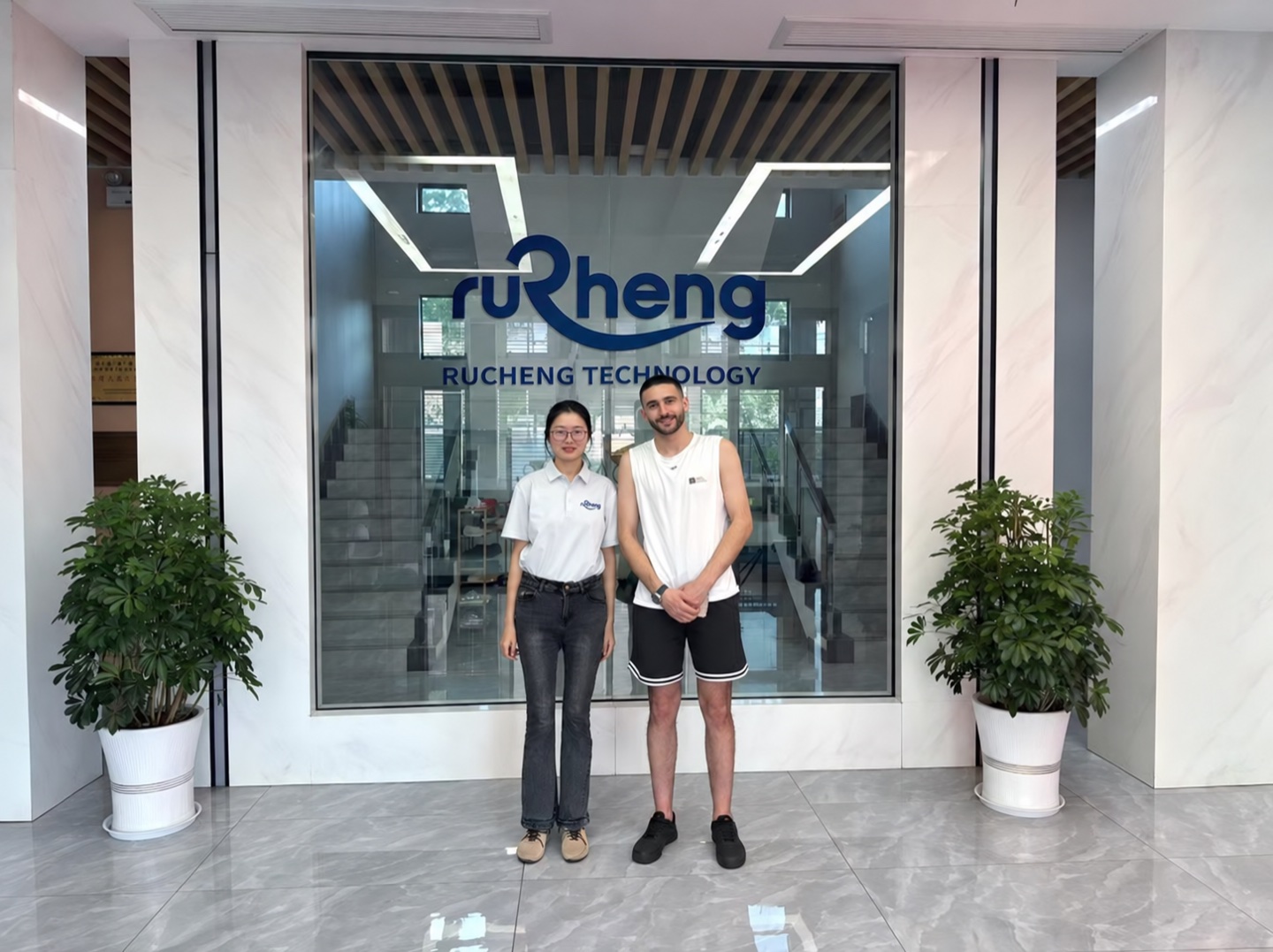 客户来访展示图，已进行 Rucheng 品牌适配。