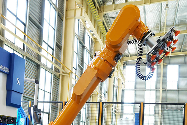 Robotic arm on CNC press brake